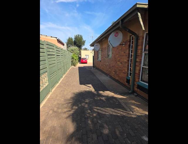 13 BEDROOM HOUSE FOR SALE IN KEMPTON PARK CENTRAL